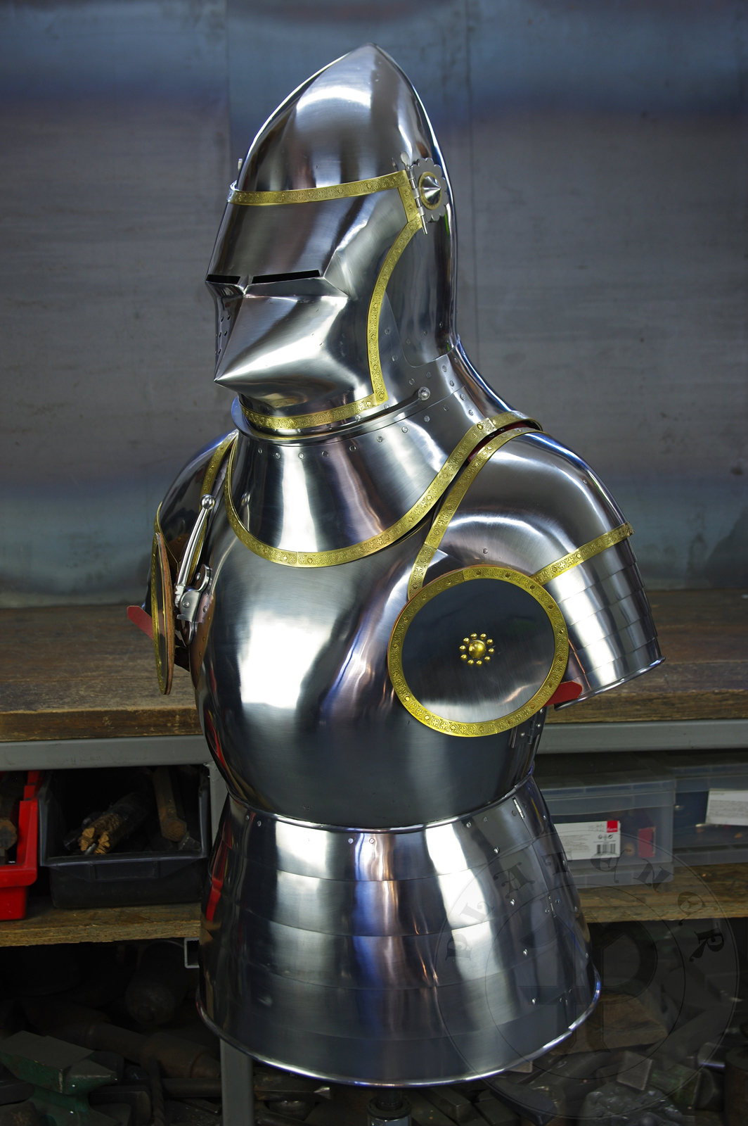 Part of armour inspired by depicts from Altar of St George of the Valencian school, circa 1410./Cz�� zbroi inspirowanej przedstawieniami z o�tarza �w. Jerzego z warsztatu z Walencji, oko�o 1410 rok.